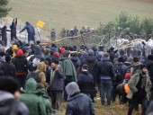 Подталкивают к атакам: белорусские силовики раздают мигрантам ножи Подталкивают к атакам: белорусские силовики раздают мигрантам ножи