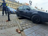 В польском Вроцлаве автомобиль наехал на украинца, который работал в колодце В польском Вроцлаве автомобиль наехал на украинца, который работал в колодце