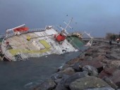 В Турции из-за шторма затонуло пришвартованное судно В Турции из-за шторма затонуло пришвартованное судно