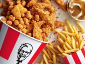 Женщина нашла целую куриную голову в коробке крылышек KFC Женщина нашла целую куриную голову в коробке крылышек KFC