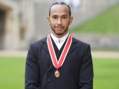 Принц Чарльз посвятил в рыцари чемпиона Формулы-1 Хэмильтона