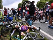 Виновницу массовой аварии на Tour de France оштрафовали на 1200 евро Виновницу массовой аварии на Tour de France оштрафовали на 1200 евро