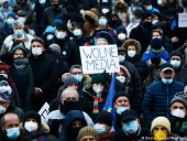 Десятки тысяч поляков протестуют против нового закона о телерадиовещании