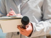 В США журналистка продолжила прямой эфир после того, как ее сбил автомобиль
