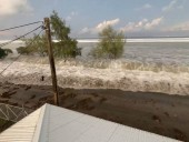 Волны цунами обрушились на дома в Тонге после извержения подводного вулкана в Тихом океане Волны цунами обрушились на дома в Тонге после извержения подводного вулкана в Тихом океане