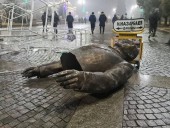 В Казахстане начали снимать таблички с именем Назарбаева