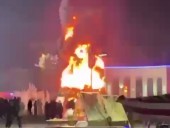 В Казахстане в новогоднюю ночь вспыхнула елка на центральной площади одного из городов В Казахстане в новогоднюю ночь вспыхнула елка на центральной площади одного из городов