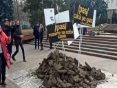 Высыпали кучу навоза перед зданием парламента: в Молдове митинговали против повышения цен на газ Высыпали кучу навоза перед зданием парламента: в Молдове митинговали против повышения цен на газ